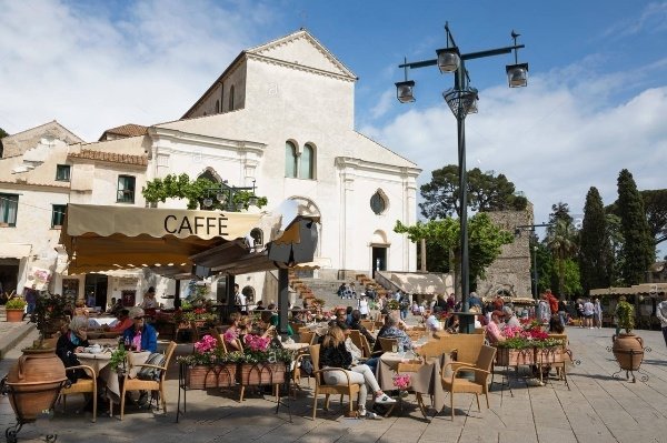 RELAX AT RAVELLO SQUARE