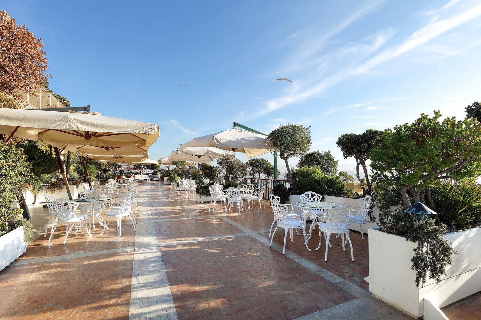 RESTAURANT NEAR THE WATER IN NAPLES